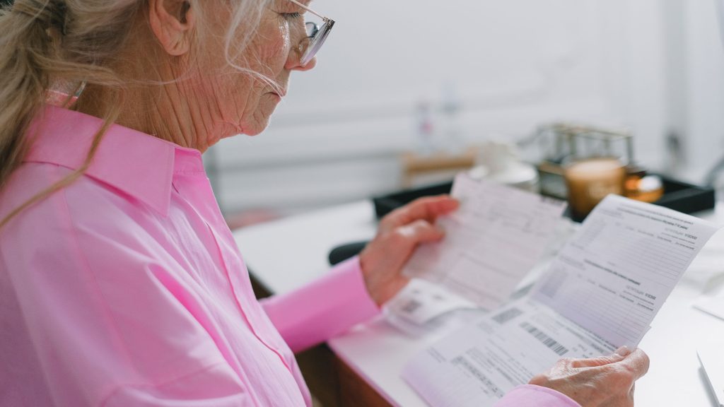 Alcuni chiarimenti sui ticket sanitari e la malattia di Parkinson Una donna legge con attenzione dei documenti