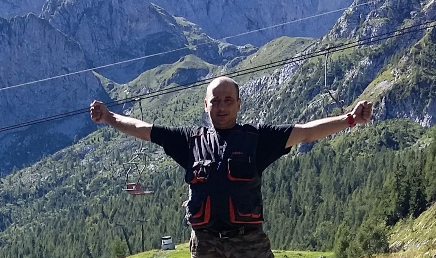 Cristian felice tra le montagne